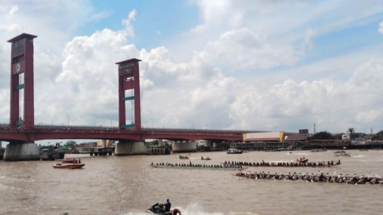 Dikepung Warga, 'Spiderman' Pencuri Kabel Bergelantungan di Jembatan Hingga Terjun ke Sungai Musi