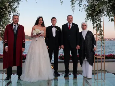 Presiden Turki Recep Tayyip Erdogan (kedua kanan) menghadiri pernikahan gelandang Arsenal asal Jerman, Mesut Ozil dan Amine Gulse di sebuah hotel mewah di Istanbul, Jumat (7/6/2019). Presiden Erdogan mendapat peran istimewa dengan menjadi pendamping Ozil. (TURKISH PRESIDENTIAL PRESS SERVICE/AFP)