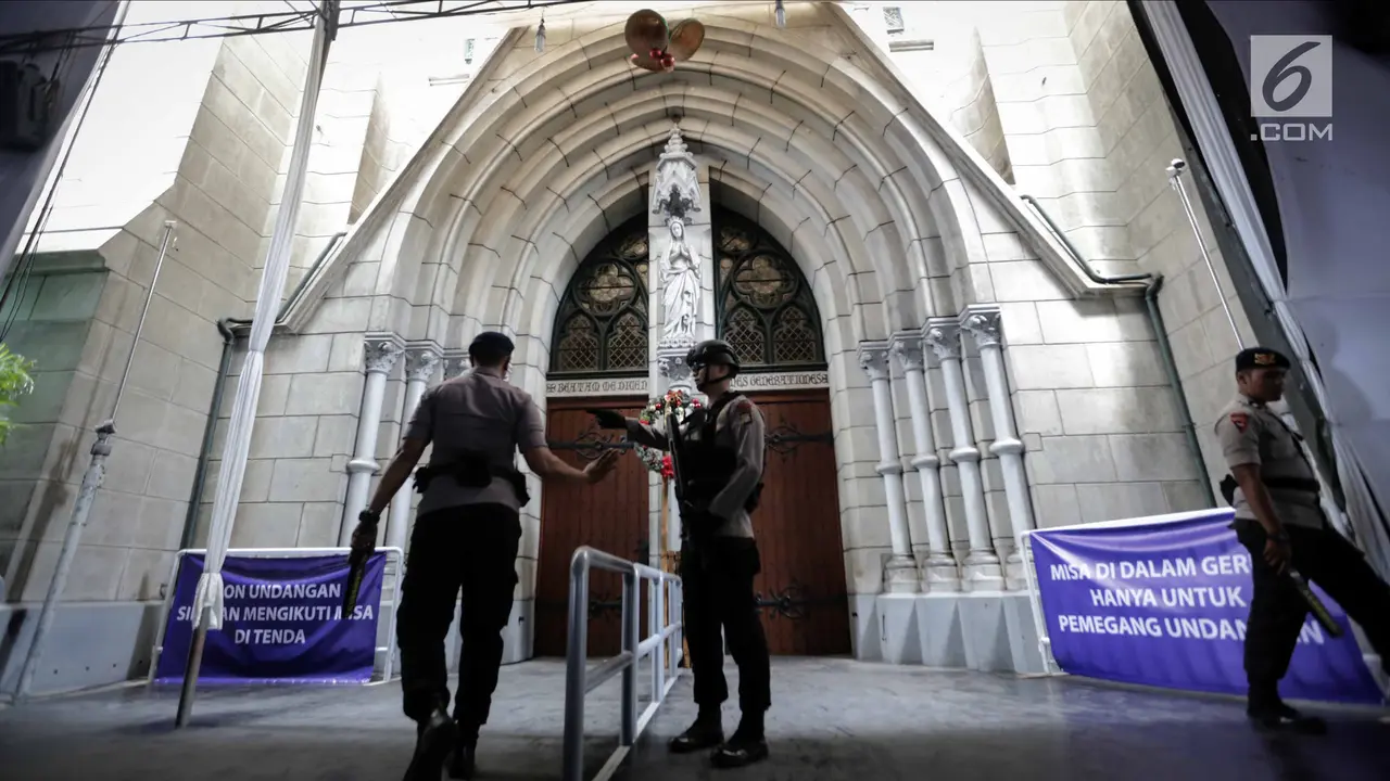 Jelang Ibadah Natal, Personel Gegana dan K9 Sterilkan Gereja Katedral