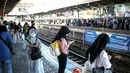 Sejumlah penumpang bersiap menaiki rangkaian KRL di Stasiun Tanah Abang, Jakarta, Sabtu (19/9/2020). KRL akan beroperasi mulai pukul 04.00 hingga pukul 20.00 WIB, dengan kereta-kereta pemberangkatan pertama memasuki wilayah DKI Jakarta sekitar pukul 05:00 WIB. (Liputan6.com/Faizal Fanani)