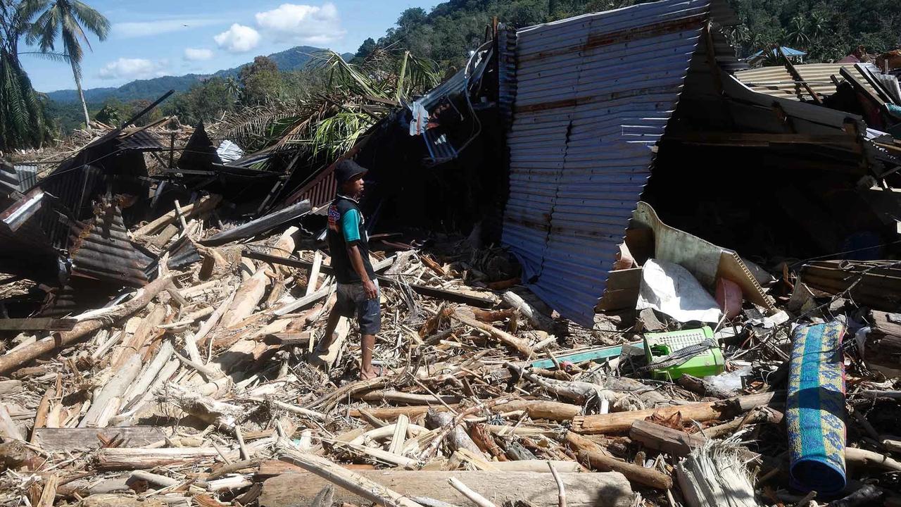 FOTO: Potret Kayu Gelondongan Hancurkan Rumah dan Fasilitas Warga