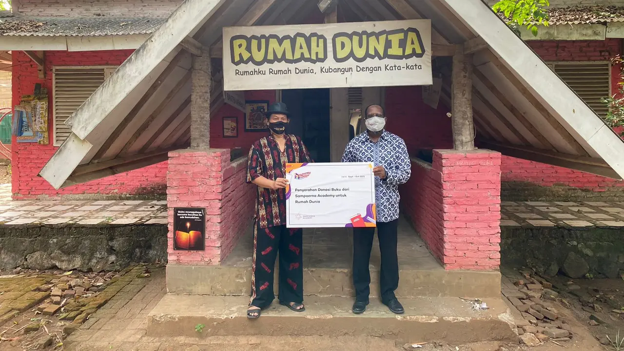 Sampoerna Academy menyalurkan donasi buku ke Komunitas Rumah Dunia. (Istimewa)