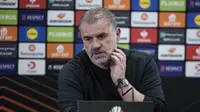 Pelatih Tottenham, Ange Postecoglou, berbicara dalam konferensi pers setelah pertandingan semifinal Liga Europa antara Bodo/Glimt dan Tottenham di Aspmyra Stadium, Norwegia, Kamis, 8 Mei 2025. (Mats Torbergsen/NTB via AP)