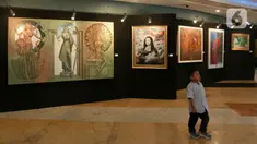 Seorang anak berdiri dekat karya yang dipajang pada pameran seni rupa di Plaza Teater Besar, Taman Ismail Marzuki, Jakarta, Selasa (21/5/2024). (Liputan6.com/Herman Zakharia)