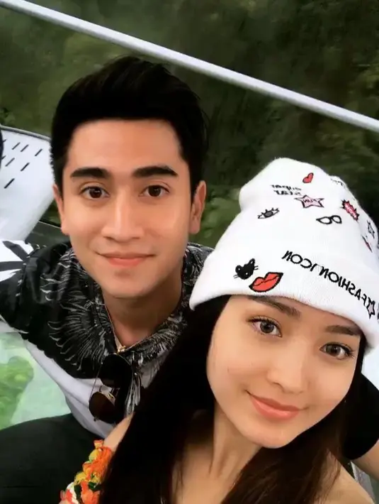 Negeri Jiran Malaysia menjadi destinasi liburan yang dipilih Verrell dan Natasha di akhir tahun kemarin. Keduanya pun tak sungkan memamerkan keromantisannya, terlihat dari foto-foto di akun medsosnya. (Instagram/bramastavrl)