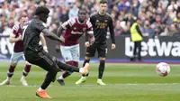 Eksekusi penalti gelandang Arsenal, Bukayo Saka yang gagal berbuah gol ke gawang West Ham United setelah sepakannya melebar pada laga pekan ke-31 Liga Inggris 2022/2023 di London Stadium, London (17/4/2023). (AP Photo/Kirsty Wigglesworth)