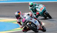 Pembalap Indonesia, Veda Ega Pratama, saat memacu motornya di sesi latihan bebas Moto3 Brasil 2026, Jumat (20/3/2026). (Dok. Honda Team Asia)