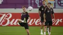 Bek Jerman, Joshua Kimmich menendang bola di samping Jonas Hofmann dan Niclas Fuellkrug saat sesi latihan di stadion Al-Shamal di Al-Ruwais, Qatar, Selasa, 29 November 2022. Jerman berada dalam posisi terdesak di klasemen grup dengan koleksi hanya satu poin dari 2 pertandingan hasil kalah atas Jepang dan imbang melawan Spanyol. (AP Photo/Matthias Schrader)