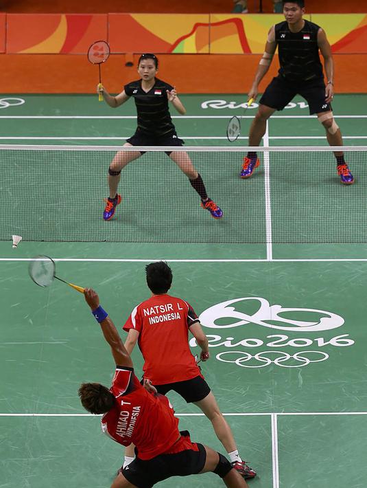 Laga perempat final Olimpiade 2016 cabang bulutangkis nomor ganda campuran antara Tontowi Ahmad/Liliyana Natsir melawan Praveen Jordan/Debby Susanto berlangsung selama 35 menit. (Reuters/Marcelo Del Pozo)