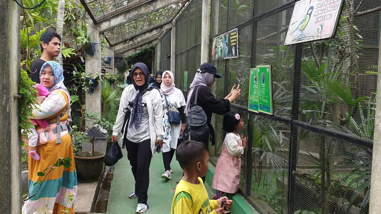 Para pengunjung tengah menikmati momen libur Natal 2024 dan Tahun Baru 2025 (Nataru) di area Taman Satwa Cikembulan, Kadungora, Garut, Jawa Barat. (Liputan6.com/Jayadi Supriadin)