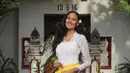 Tanpa aksen payet, Nadine Chandrawinata menggunakan kebaya Bali yang masih asli dan sesuai pakem. (Instagram/nadinelist).