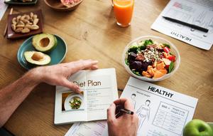 Intermittent fasting atau diet IF bukan sekadar tren menahan lapar, melainkan pola makan terstruktur yang mengatur waktu makan dan puasa dalam satu hari. Pola ini dinilai membantu mengontrol berat badan, menjaga metabolisme, sekaligus mendukung kesehatan secara keseluruhan jika dilakukan dengan cara yang tepat. (foto/dok: freepik/rawpixel.com)