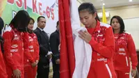 Anggota Tim Uber Indonesia, Greysia Polii (kanan), mencium bendera merah putih saat acara pelepasan tim Thomas-Uber Indonesia di Pelatnas Bulutangkis PBSI, Cipayung, Jakarta, (9/5/2016). (Bola.com/Arief Bagus)