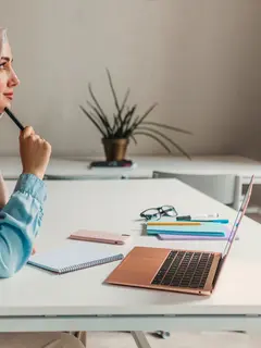 Menulis jurnal di bulan Ramadan adalah kebiasaan untuk mendokumentasikan pengalaman spiritual dan refleksi Sahabat Fimela sepanjang bulan suci ini.  [Dok/freepik.com].