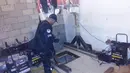 Petugas melakukan pengecekan pada pintu masuk terowongan di Tijuana, Meksiko, Kamis (22/10). Polisi juga menyita 10 ton ganja dalam terowongan sepanjang sekitar 800 meter tersebut. (REUTERS/Mexico's Federal Police)