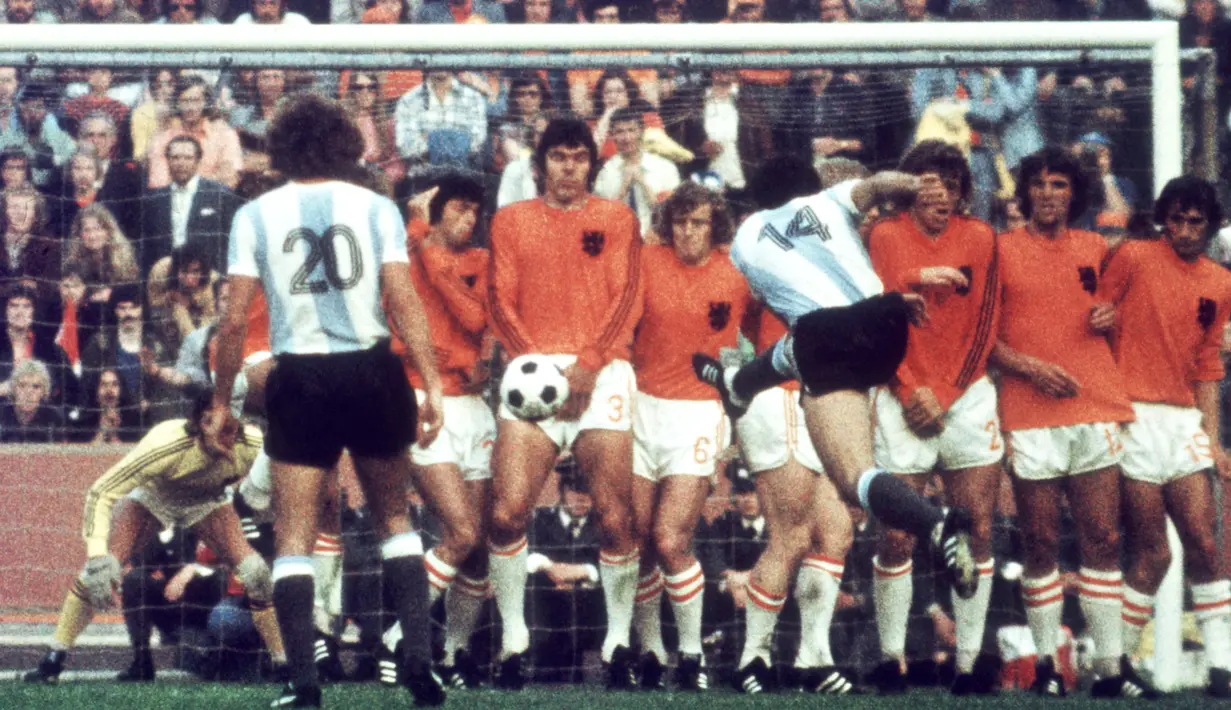 Belanda pernah tiga kali merasakan partai final Piala Dunia, tetapi naas ketiganya berujung kegagalan. Pada 1974, mereka dikalahkan tuan rumah Jerman Barat. Empat tahun berselang ditumbangkan Argentina dan terkahir pada 2010, kalah dramatis dari Spanyol lewat perpanjangan waktu. (AFP)