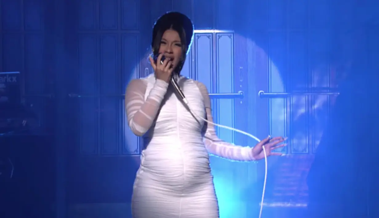 Dengan gaun berwarna putih,  tunangan Offset tersebut tampil anggun dengan memamerkan perut buncitnya. (Stereogum)