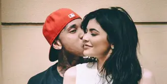 Tyga sepertinya tak begitu saja melepaskan perasaannya untuk Kylie Jenner. Ia bahkan ingin bersama Kylie jika Travis Scott tak ada di sisinya. (Snapchat/HollywoodLife)