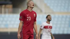 Ekspresi kecewa striker Norwegia, Erling Haaland usai gagal memanfaatkan peluang saat menghadapi Turki dalam laga Kualifikasi Piala Dunia 2022 Zona Eropa Grup G di La Rosaleda Stadium, Malaga, Sabtu (27/3/2021). Norwegia kalah 0-3 dari Turki. (AFP/Jorge Guerrero)