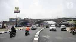 Suasana lalu lintas sekitar proyek pembangunan jembatan layang perempatan Pondok Cabe, Tangerang Selatan, Banten, Rabu (15/4/2020). Pembangunan jembatan layang ini untuk mengurai kemacetan di lampu merah dari Jakarta ke Bogor dan dari Pondok Cabe ke Kota Tangerang Selatan. (merdeka.com/Dwi Narwoko)