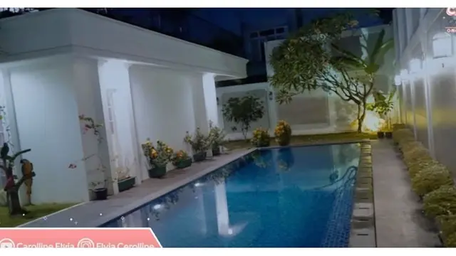 Kolam renang di rumah Uya Kuya terlihat besar dan luas bak hotel berbintang.