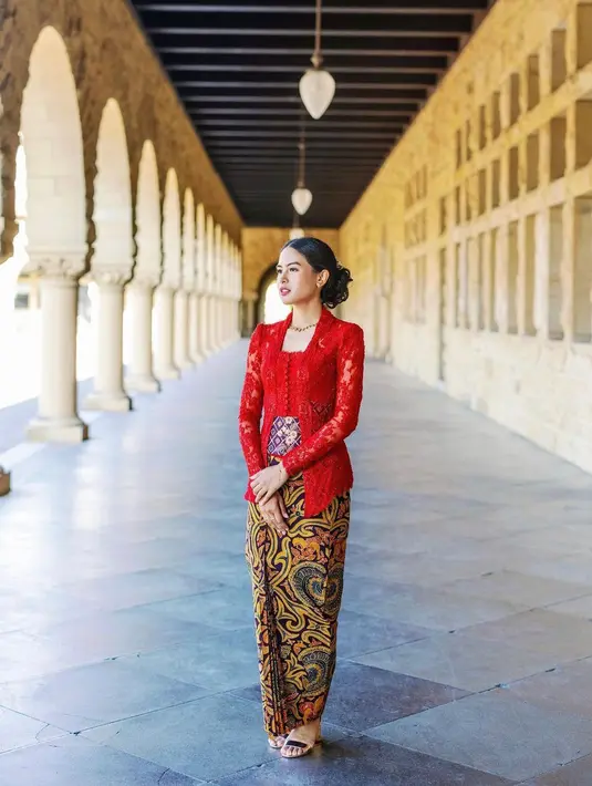 Kebaya bali yang elegan seperti milik Maudy Ayunda juga dapat menjadi pilihan kebayamu saat wisuda nanti. (instagram/maudyayunda)