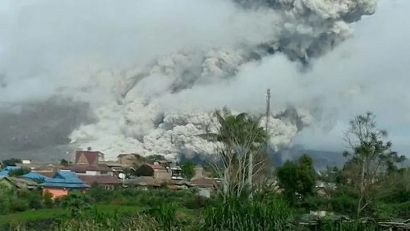 Awan Panas Meluncur Hingga 3 Km dari Puncak Sinabung