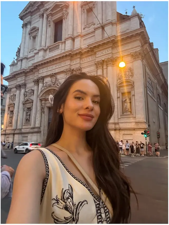 6 Gaya Busana Steffi Zamora Liburan di Italia, Hadiri Pernikahan Adik Nino Fernandez