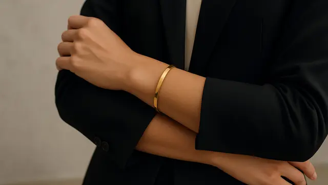 Model Gelang Emas Simple untuk Wanita Karier Modern 2025/Ilustrasi AI
