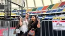 Kiky Saputri juga ikut nonton konser BTS di Busan bersama Ayu Ting-Ting. Ia kenakan atasan hitam dengan rok mini denim dan boots yang serasi dengan Ayu Ting-Ting [@ayutingting92]