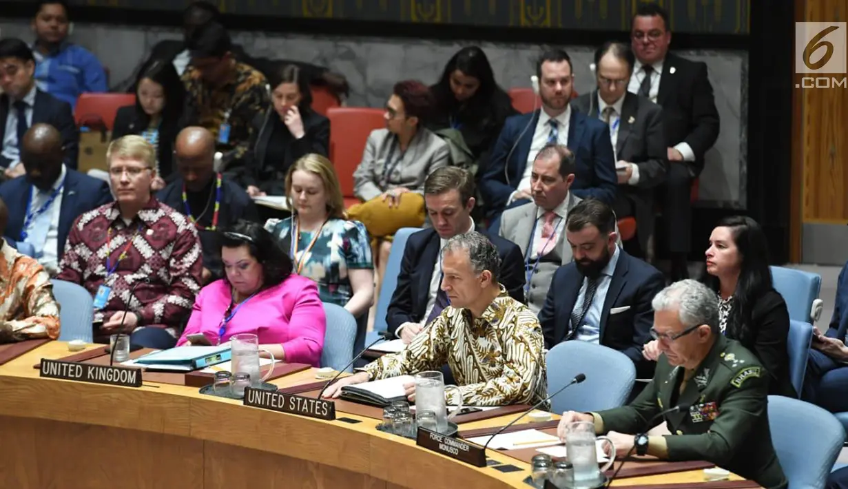 Sejumlah delegasi anggota Dewan Keamanan PBB mengenakan batik saat mengikuti sidang Dewan Keamanan PBB di New York, Amerika Serikat, Selasa (7/5/ 2019). Sidang debat terbuka ini mengambil tema 'Menabur Benih Perdamaian'. (Liputan6.com/Pool/Kemenlu)