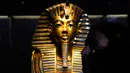 Seorang pengunjung berjalan di depan topeng emas Raja Tutankhamun saat perayaan untuk menghormati Hari Pariwisata Dunia dan peringatan 200 tahun Egyptology sebagai ilmu di Museum Mesir, Kairo, Mesir, 27 September 2022. (AP Photo/Amr Nabil)