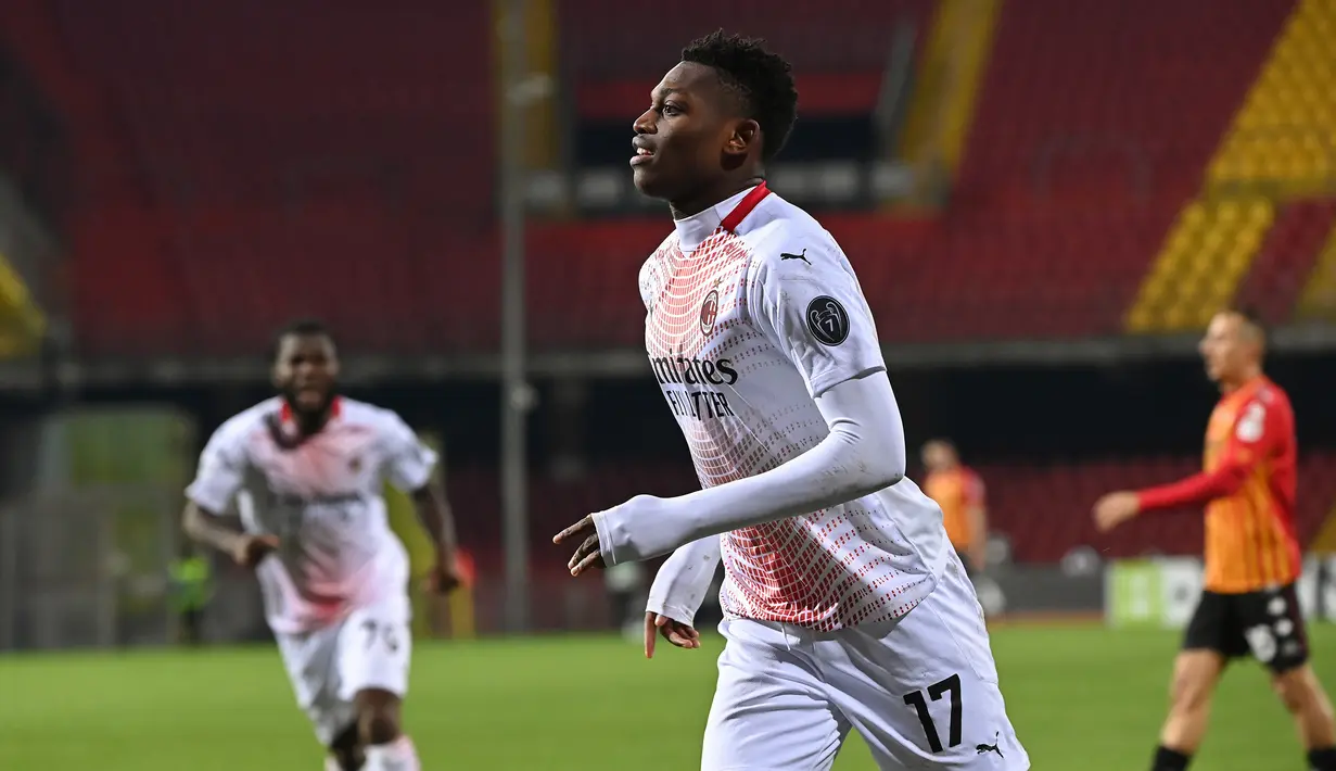 Striker AC Milan, Rafael Leao melakukan selebrasi usai mencetak gol kedua timnya ke gawang Benevento dalam laga lanjutan Liga Italia 2020/21 pekan ke-15 di Ciro-Vigorito, Minggu (3/1/2021). AC Milan menang 2-0 atas Benevento. (AFP/Andreas Solaro)