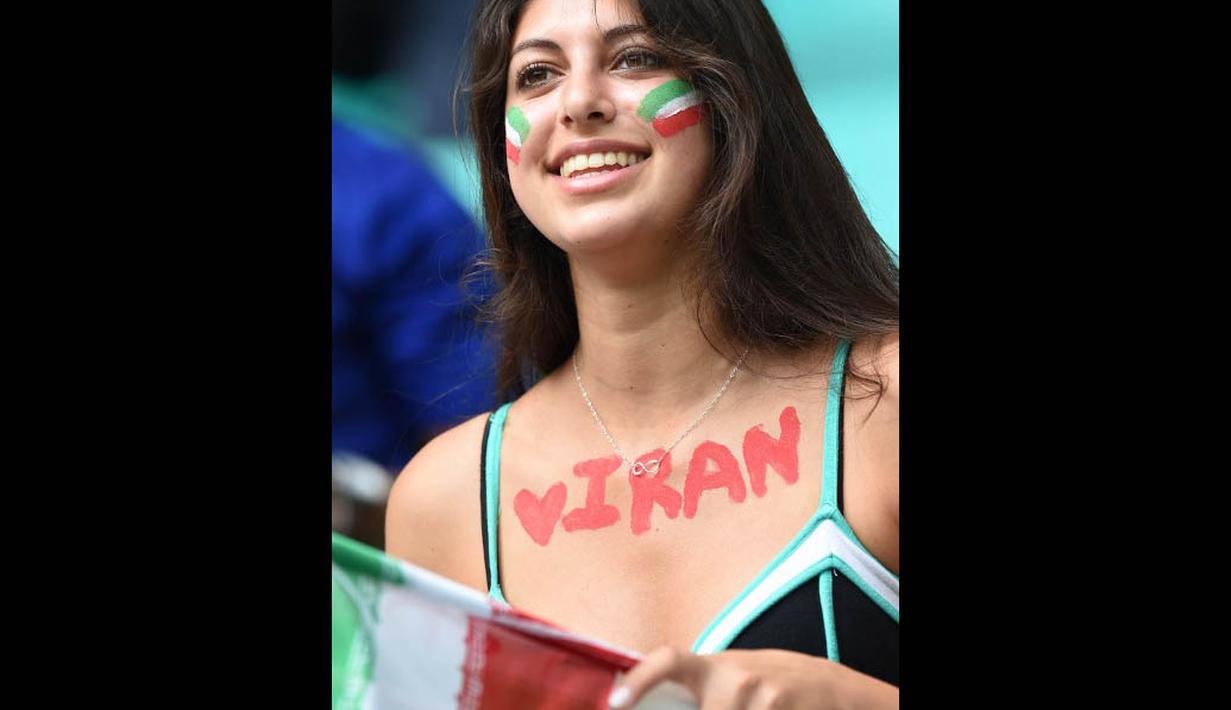 Fans cantik Iran mengecat dadanya dengan tulisan IRAN saat menyaksikan pertandingan Iran kontra Bosnia-Hercegovina the Fonte Nova Aren pada 25 Juni 2014 (AFP PHOTO/JAVIER SORIANO)