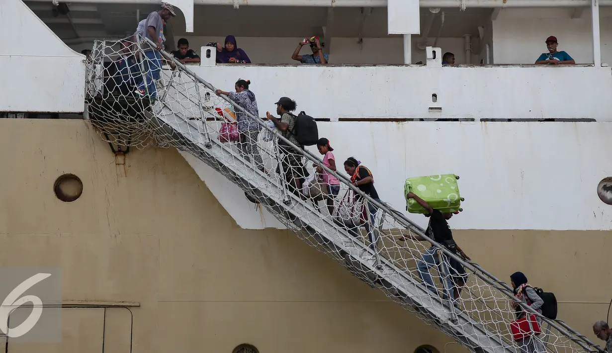  Calon penumpang membawa barang bawaanya di Pelabuhan Penumpang Tanjung Priok, Jakarta, Kamis (30/6). Suasana arus mudik H-6 lebaran di Pelabuhan Tanjung Priok mengalami penurunan ditahun 2016 dibandingkan tahun 2015 lalu. (Liputan6.com/Faizal Fanani)