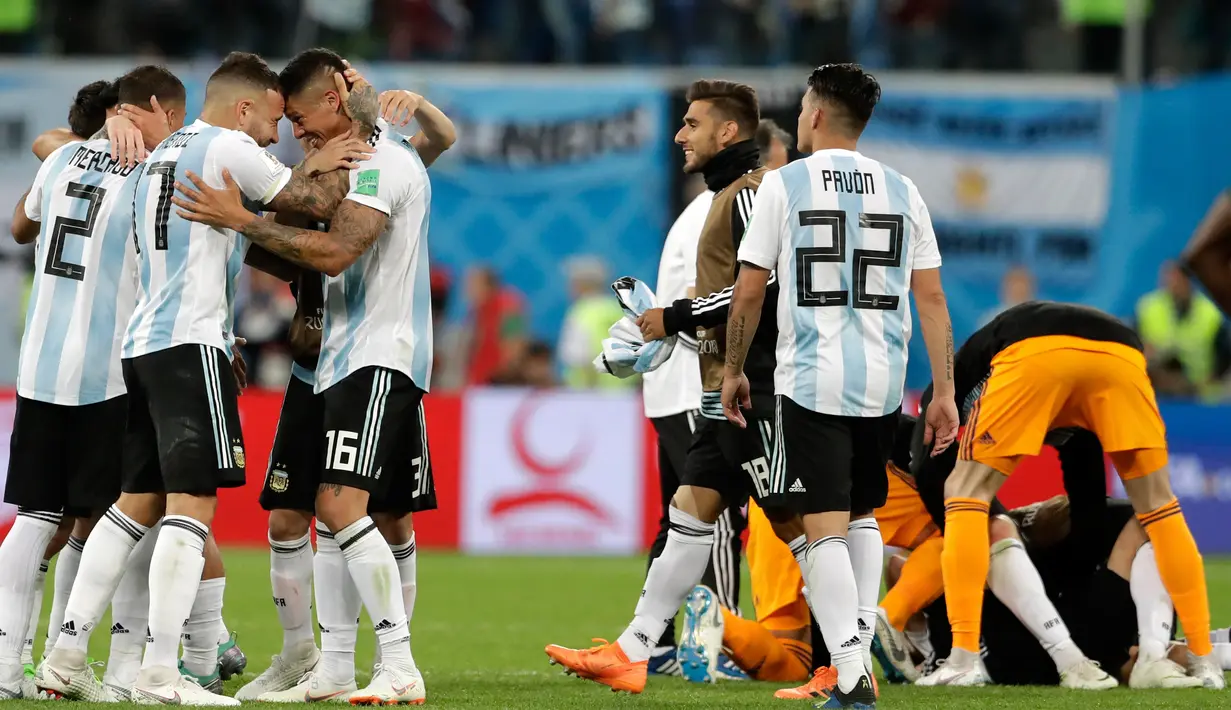 Para pemain timnas Argentina merayakan kemenagan atas Nigeria pada matchday terakhir Grup D Piala Dunia 2018 di Stadion St. Petersburg, Selasa (26/6). Melalui cara yang dramatis, Argentina berhasil meloloskan diri ke babak 16 besar. (AP/Petr David Josek)