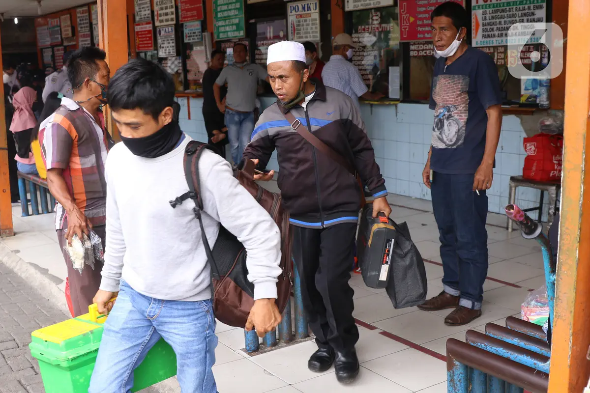 FOTO: Pemudik Idul Adha Mulai Ramai di Terminal Kalideres