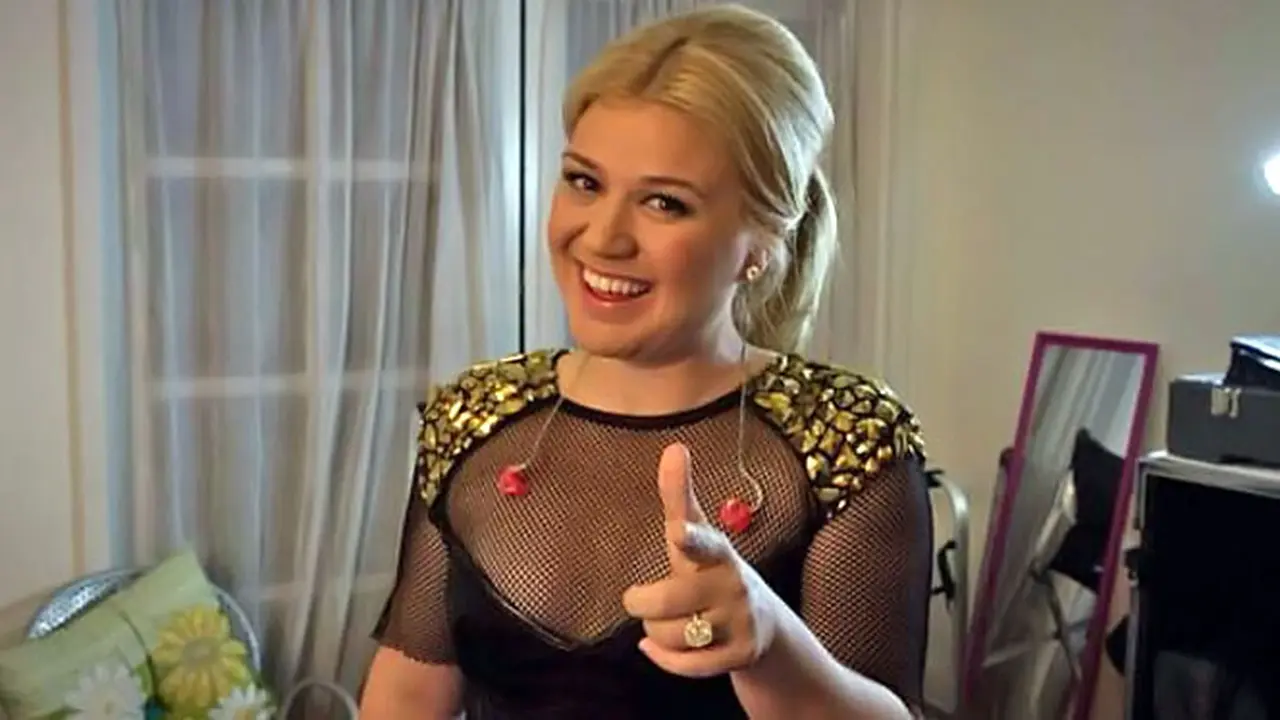 kelly-clarkson-131120b.jpg