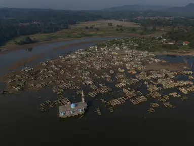 Puing-puing bangunan rumah yang kembali muncul di kawasan Bendungan Karian yang mengering di Kampung Somang, Lebak, Banten, Jumat, 7 Agustus 2026. (KLY/ Arie Basuki)