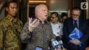 Dubes Australia untuk Indonesia, Gary Quinlan memberi keterangan usai pertemuan dengan Menko Polhukam Mahfud MD di Kemenko Polhukam, Jakarta, Selasa (29/10/2019). Pertemuan berlangsung tertutup serta membahas isu-isu terkini di bidang Politik, Hukum, dan Keamanan. (Liputan6.com/Faizal Fanani)