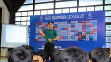 Skuad EPA PSIM Yogyakarta mendapat pembekalan Laws of the Game (LOTG) 2026/2027 di Monumen PSSI, Baciro. (Dok PSIM)
