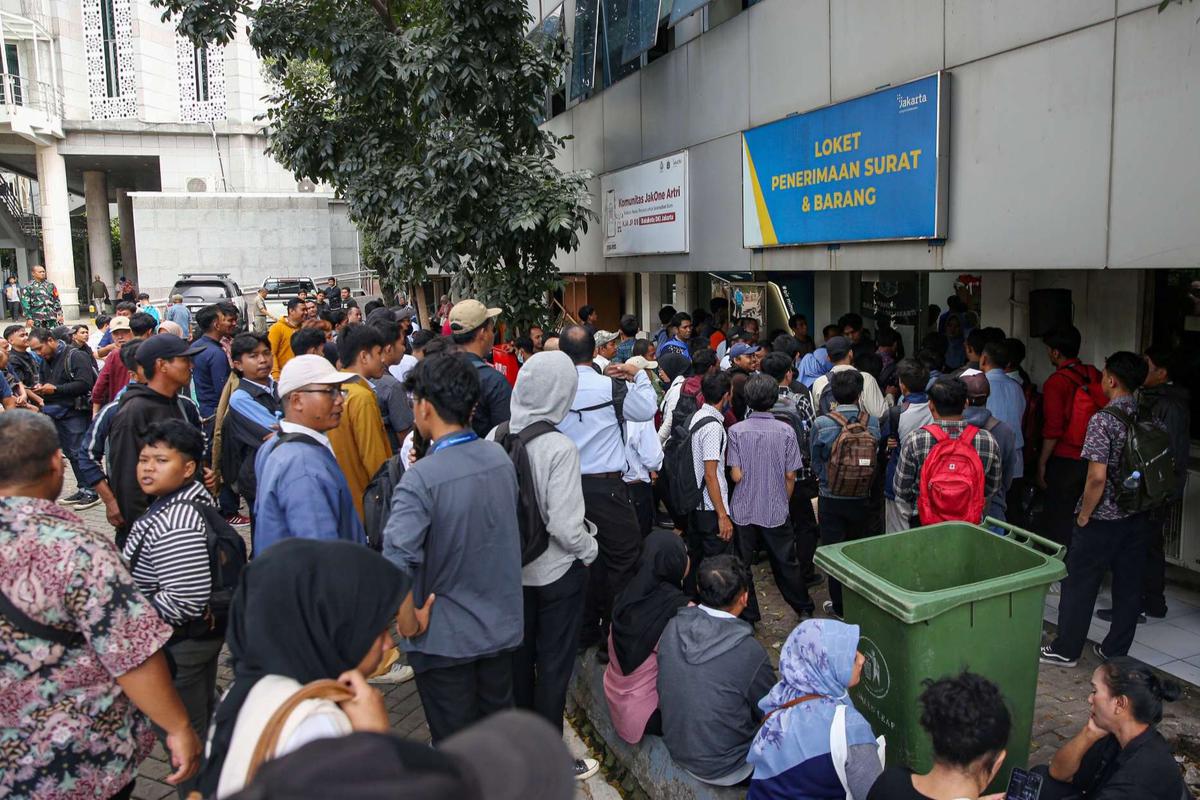 Ratusan orang melamar sebagai pasukan oranye di Balai Kota DKI Jakarta