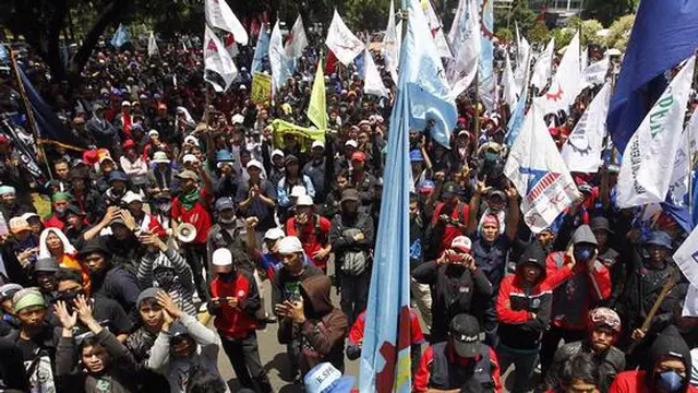 Tolak BBM Naik, Buruh Dorong Motor dari Thamrin ke Bundaran HI