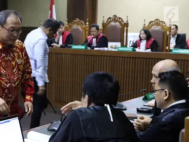 Terdakwa dugaan korupsi E-KTP, Made Oka Masagung (kiri) dan Irvanto Hendra Pambudi Cahyo saat menjalani sidang tuntutan di Pengadilan Tipikor, Jakarta, Selasa (6/11). Keduanya dituntut 12 tahun penjara oleh JPU KPK. (Liputan6.com/Helmi Fithriansyah)