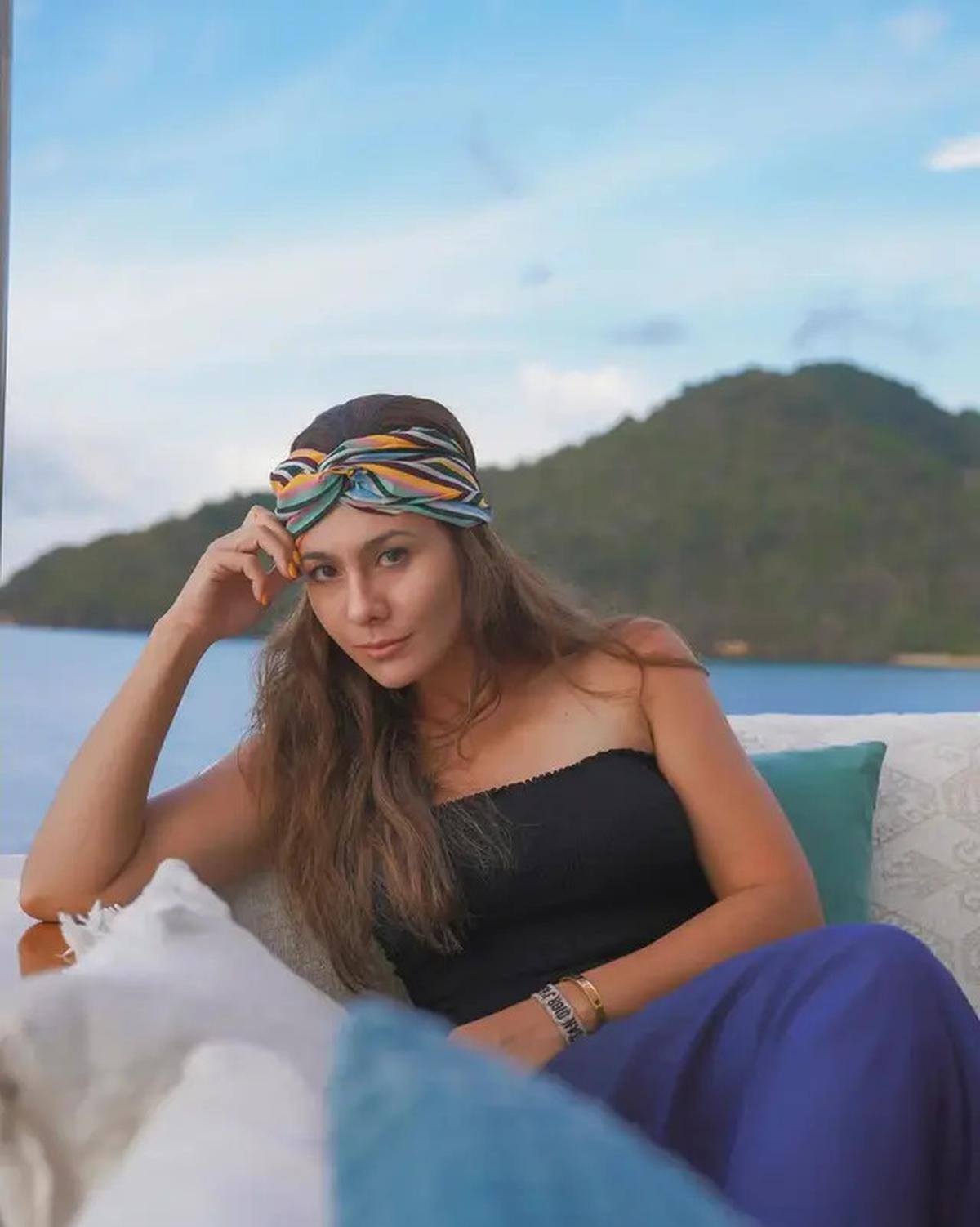 Gaya Slay Wulan Guritno dengan Busana Kasual