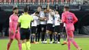 Para pemain Valencia merayakan gol yang dicetak ke gawang Real Madrid pada laga Liga Spanyol di Stadion Mestalla, Minggu (8/11/2020). Valencia menang dengan skor 4-1. (AP/Alberto Saiz)
