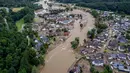 Air Sungai Ahr melewati rumah-rumah yang hancur akibat dilanda banjir di Schuld, Jerman, Kamis (15/7/2021). Banjir ini menyebabkan ribuan orang dievakuasi, dan memberi dampak besar ke wilayah Jerman yang berada di perbatasan Belgia, Prancis, Luxembourg, dan Belanda. (AP Photo/Michael Probst)