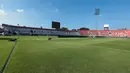 Kondisi Stadion I Wayan Dipta di Gianyar, Bali, Rabu (5/8/2026), sehari menjelang laga final Piala Presiden 2026. Hamparan rumput hijau yang terawat berpadu dengan langit biru cerah menambah kemegahan stadion yang akan menjadi arena final Persebaya Surabaya melawan Persib Bandung serta perebutan tempat ketiga antara Persija Jakarta dan Arema FC. (KLY/Budy Santoso)