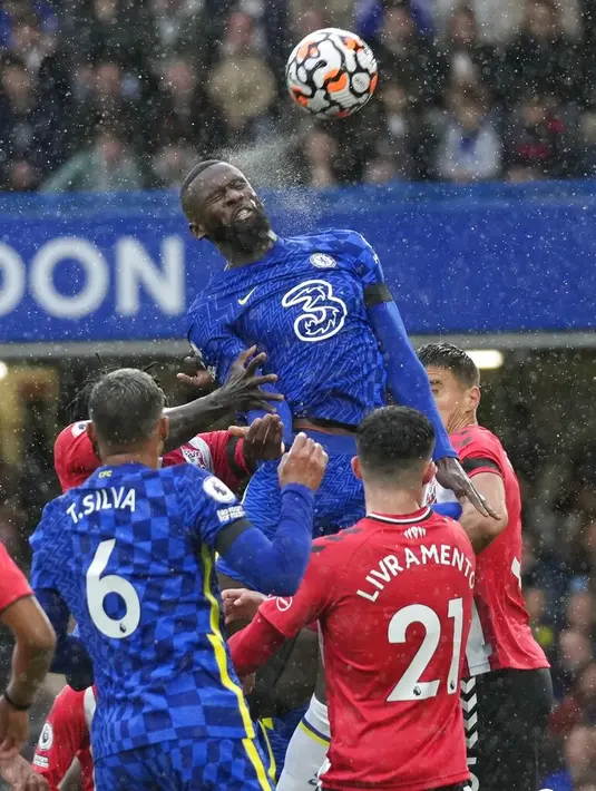 Bek Chelsea, Antonio Rudiger menyundul bola saat bertanding melawan Southampton pada pertandingan lanjutan Liga Inggris di Stadion Stamford Bridge di London, Sabtu (2/10/2021). Chelsea menang atas Southampton dengan skor 3-1. (AP Photo/Kirsty Wigglesworth)