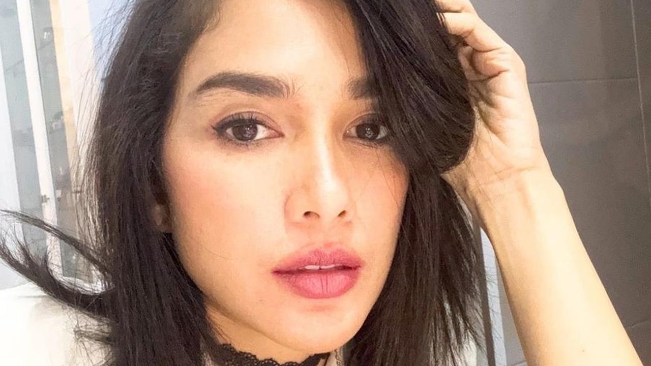 Di dalam foto ini, penampilannya membawa kita kembali ke tahun 2014 dengan gaya remaja yang klasik, lengkap dengan kalung choker dan filter estetika zaman itu.<br>